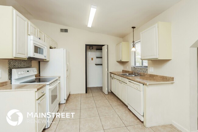 Photo - 811 Airport Ave SE