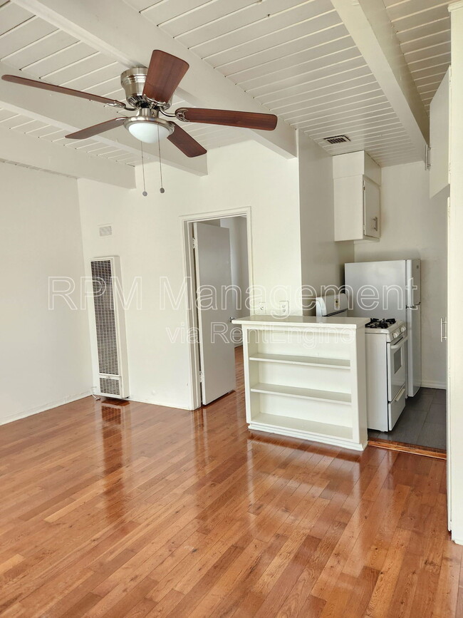Building Photo - 1909 Beachwood Dr Unit 18 Rental