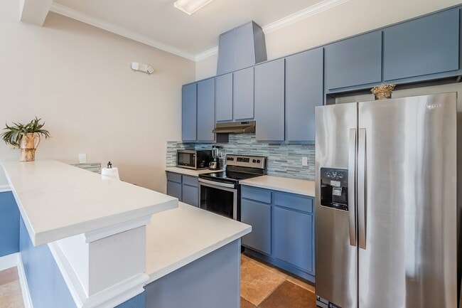Lakeside Pointe Apartments & Townhomes