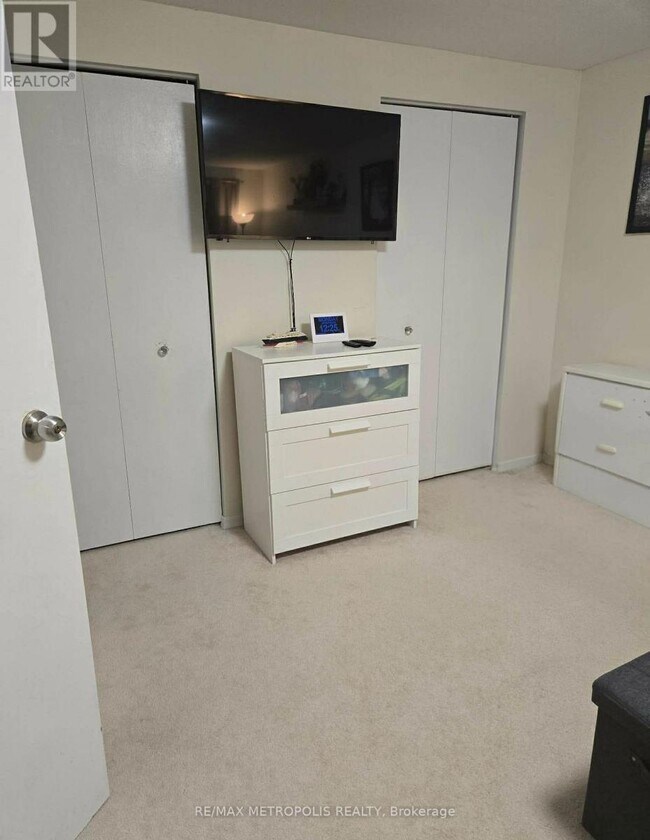 Photo - 222 Pearson St