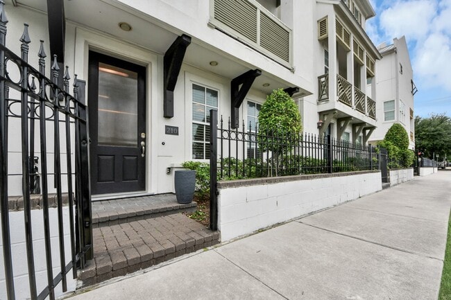 Photo - 210 E 28th St