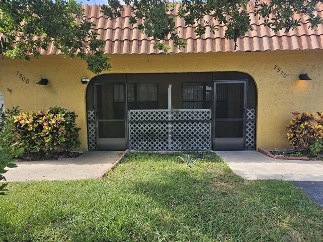 7910 NW 70th Ct