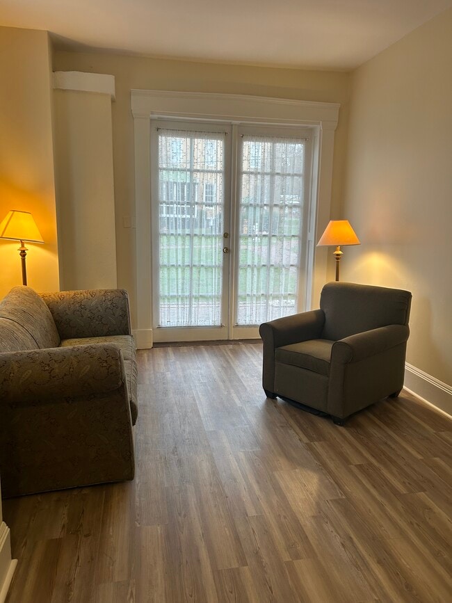 Building Photo - 2309 Oak St