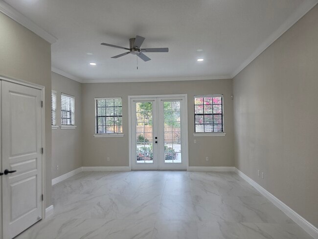 Photo - 637 Hillcrest St