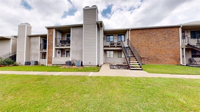 Building Photo - 1901 Holleman Dr W Unit 412
