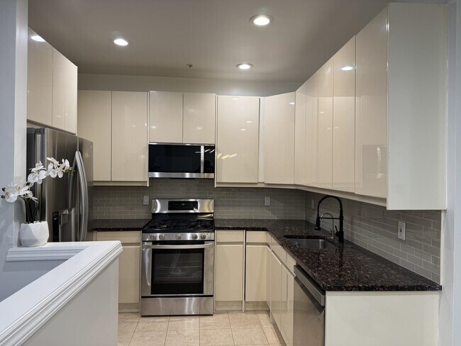 Photo - 395 Kingston Ct