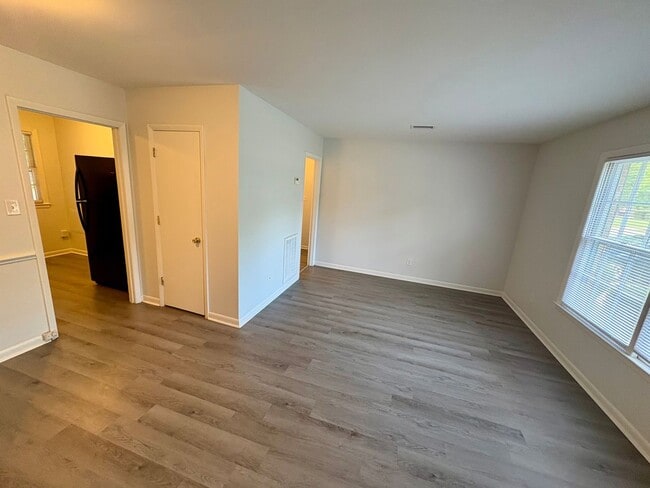 Building Photo - 2 Bedroom, 1 Bath Duplex Located in the Ce... Rental
