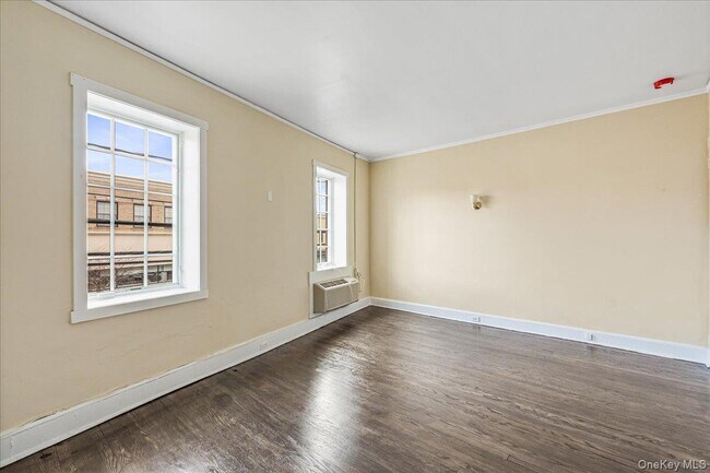 Photo - 409 Plandome Rd Unit H