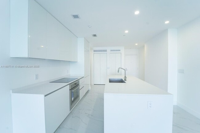 Photo - 700 NE 24th St Unidad 1904