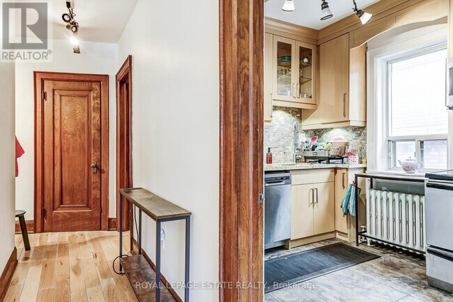 Photo - 922 Bathurst St Unit 6