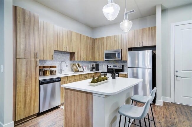 Building Photo - 245 E Trinity Pl Rental