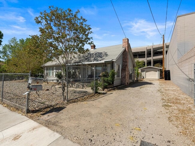 Building Photo - 319 Maine St Unit B