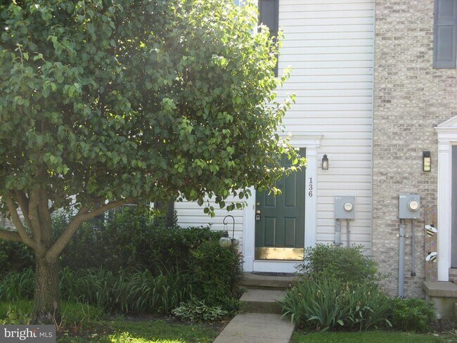 Building Photo - 136 Equestrian Dr
