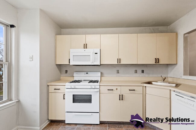 Photo - 454 Atlanta Court