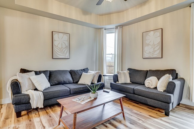 Photo - 275 Monmouth St