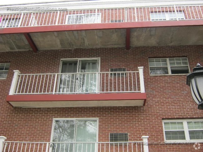 Building Photo - 60 Greentree Ln Unit 2 Rental
