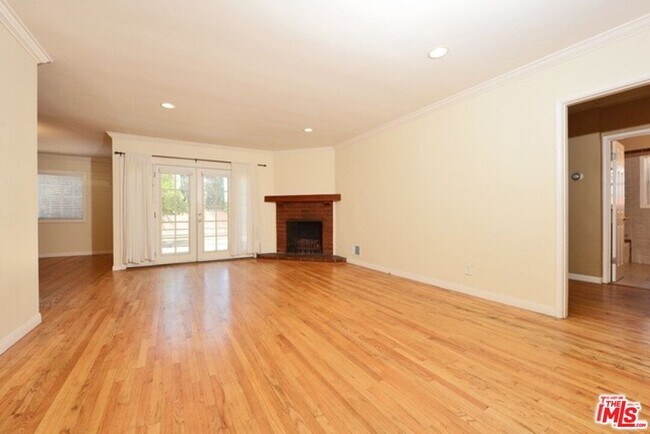 Photo - 5739 Simpson Ave