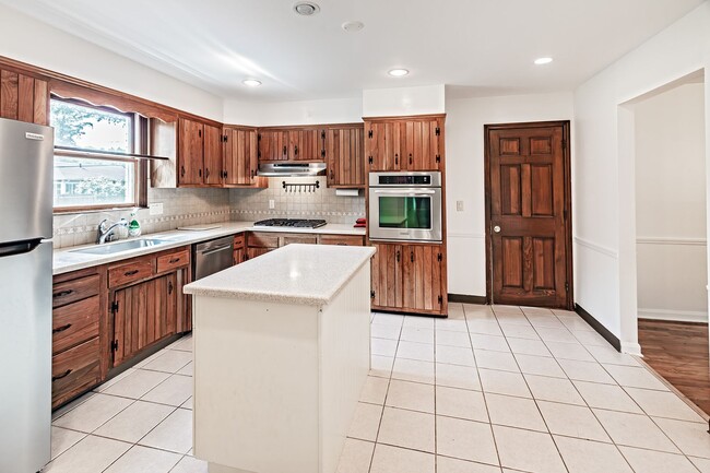 Photo - 2412 Manet Rd