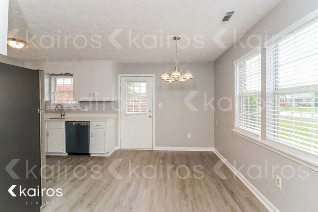 Photo - 210 Deer Pkwy