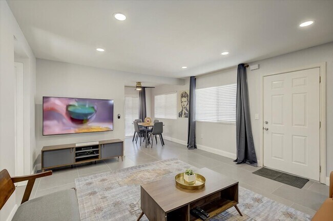 16562 Regina Cir