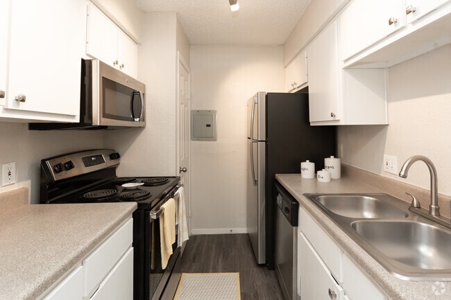2 BR, 1 BA 735 SF