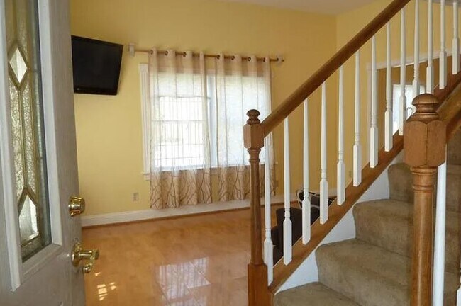 Photo - 611 57th St NE