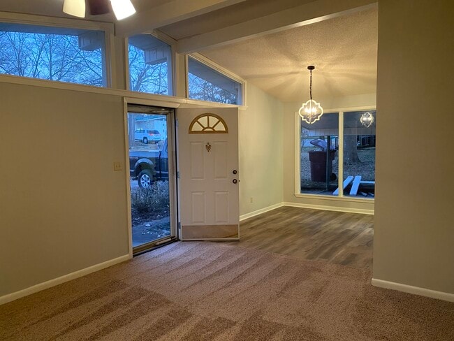 living area/dining area - 417 Lakeview Dr House