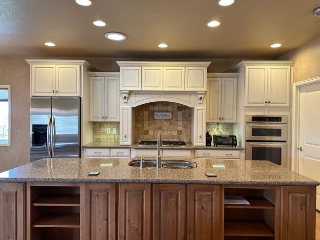 Luxurious 5-Bedroom Home in Rustic Pines - Luxurious 5-Bedroom Home in Rustic Pines