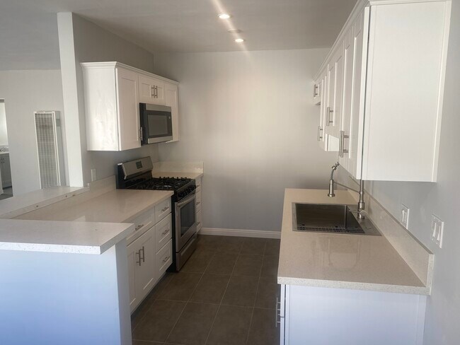 Building Photo - 1223 N Kingsley Dr Unit Kingsley Apt #5