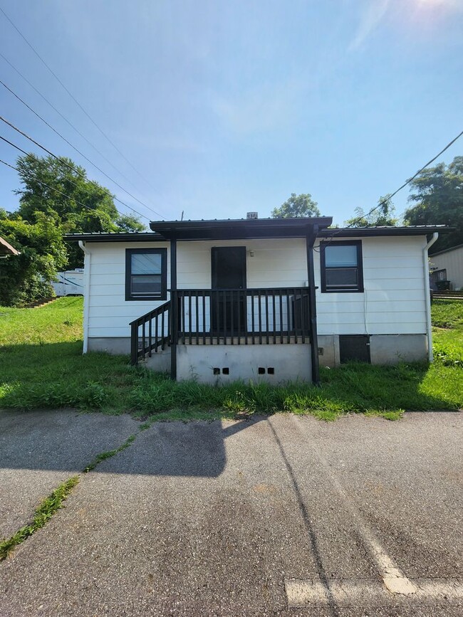 Cottage on Riverside Dr -Asheville! - Cottage on Riverside Dr -Asheville! House