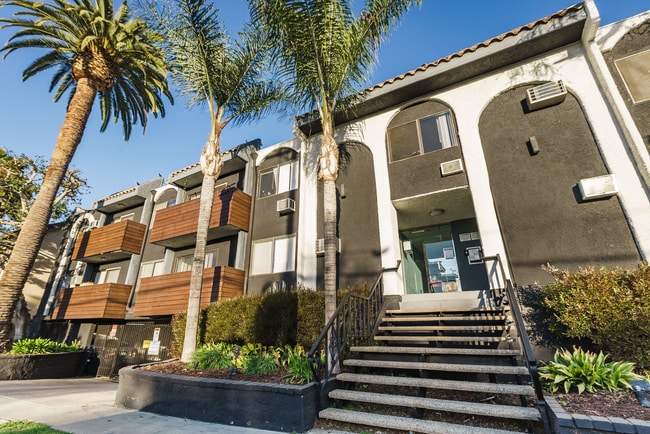 Photo - 4444 Ensign Avenue