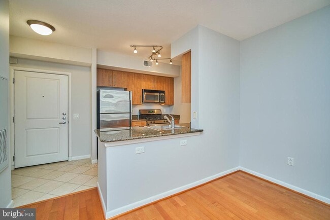 Photo - 1021 N Garfield St Unit 604