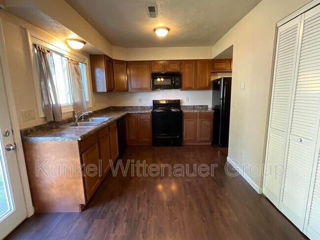 Photo - 410 Colleen Dr