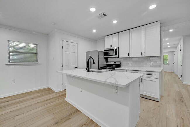 Photo - Top of the line 6 bed in West Campus!!! 1913!!!