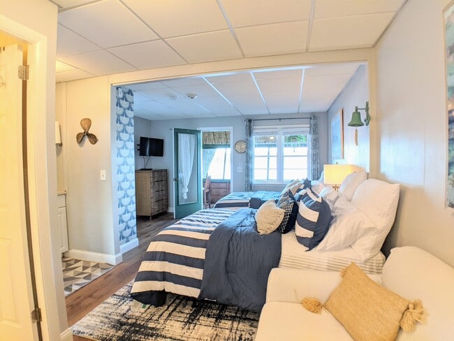 Photo - 885 Laconia Rd