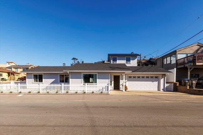 Building Photo - 2 bed 2 bath home two blocks from beach-pet friendly!