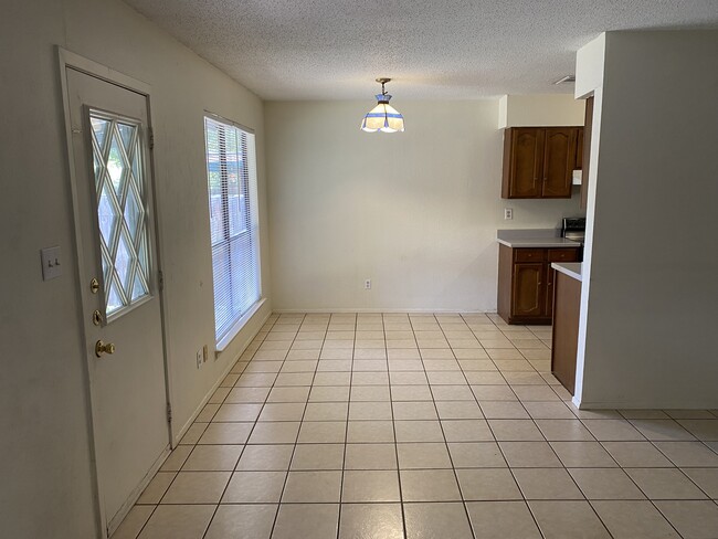 Comedor - 2027 Castle Gate Cir