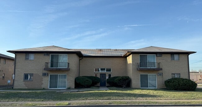 Building Photo - Spacious 1 Bed 1 Bath in the heart of Speedway! Unit Apt. 03
