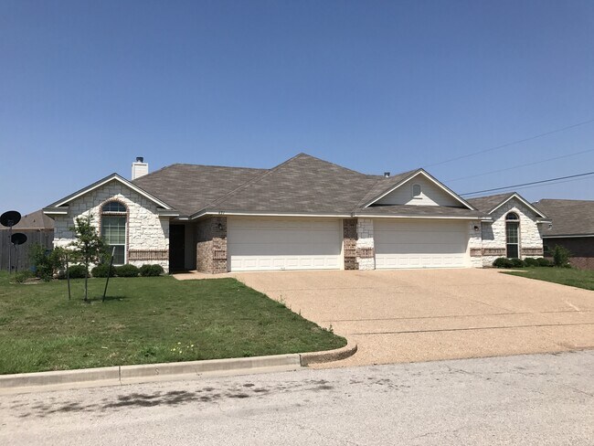 3BR / 2BA Duplex in Hewitt, Texas | Midway... - 3BR / 2BA Duplex in Hewitt, Texas | Midway... House