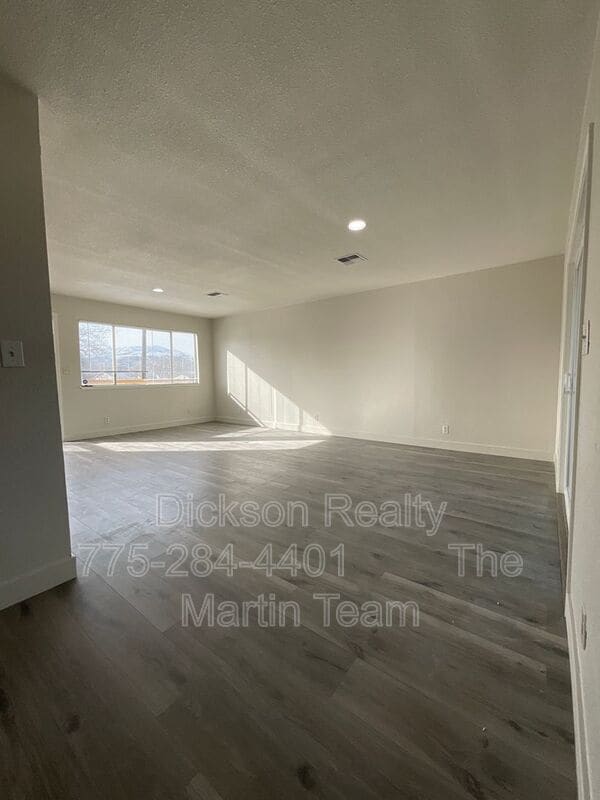 Photo - 1090 Barstow St