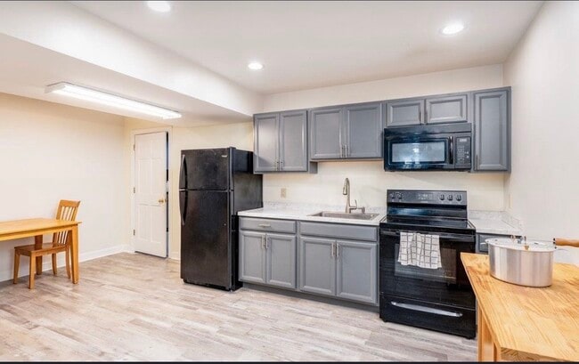 1235 Cumberland Dr Unit Basement apartment
