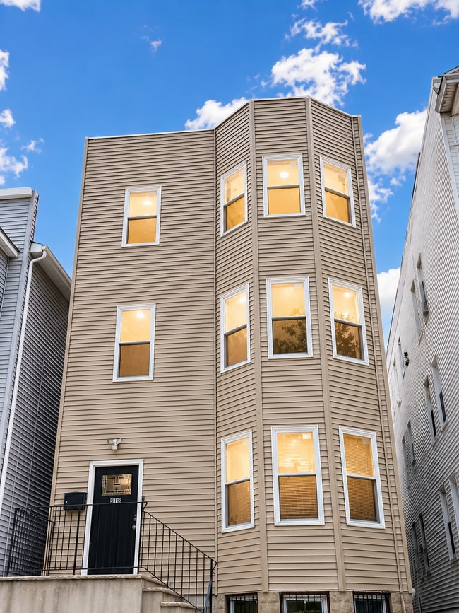 Building Photo - 318 W Runyon St Unit 3