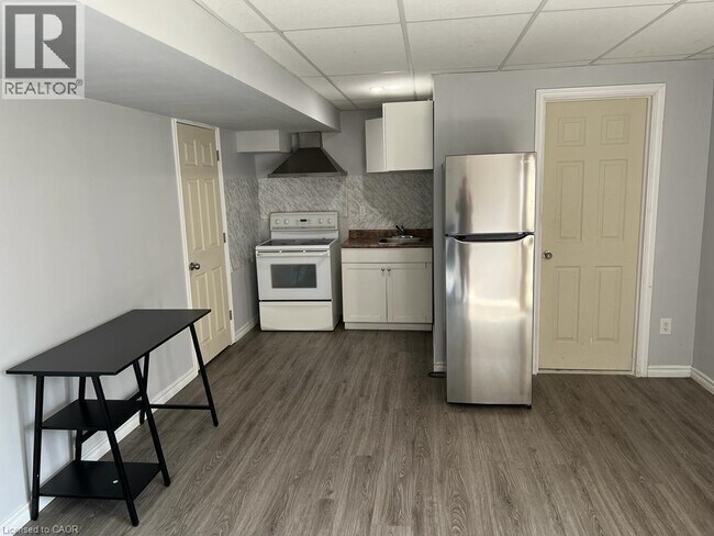 Photo - 6045 Ernest Cres