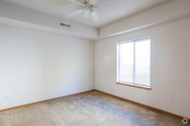 2BR, 1BA - Segundo dormitorio en la planta baja de 920SF - 926 Harlocke St (IC)