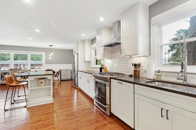 Photo - 121 S Main St