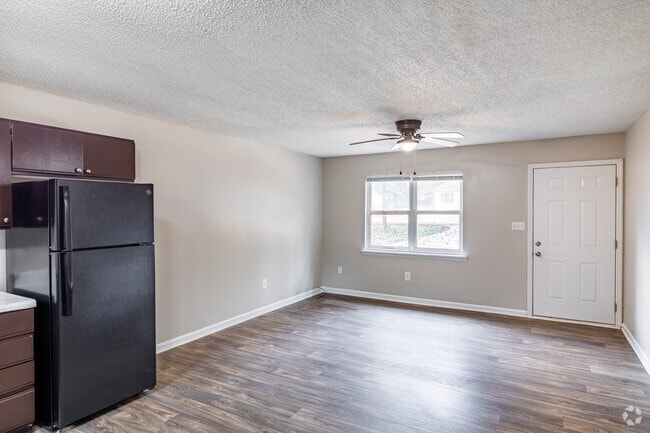3BR, 1BA - 912SF Open Plan