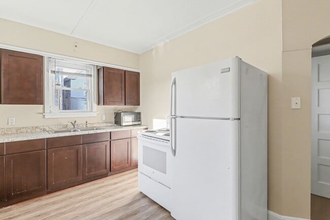 Photo - 626 State St Unit #4