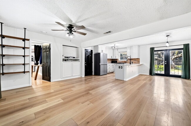 Photo - 505 Whittle Way