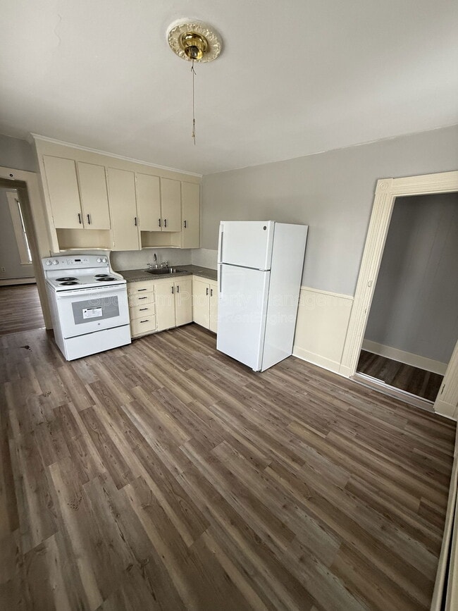 Building Photo - 2 Front Pl