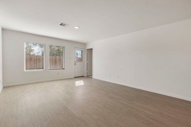 Photo - 490 Southern Magnolia Wy